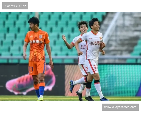 海港1-0领先申花 刘若钒破门李可特谢拉各自中柱上演精彩对抗 海港1-0领先申花 刘若钒破门李可特谢拉各自中柱上演精彩对抗